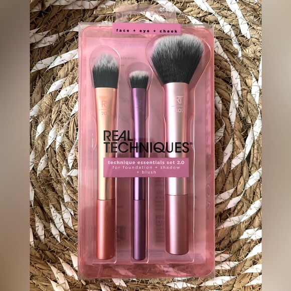 New Real Techniques Essentials Set 2.0 for foundation, shadow and blush - Picture 1 of 9